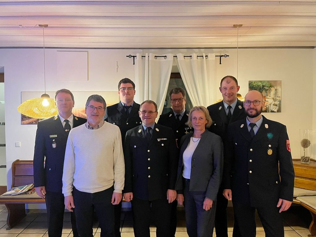 Kommandantenwahl, von links: KBI Günter Deller, Pfarrer Konrad Eder, Neugewählter stv. Kdt Andreas Sterr jun., Kdt Armin Knapp, 1Vorst Andreas Sterr, BGMin Birgit Gatz, 2Vorst. Martin Hörndl, bisheriger stv Kdt und neuer 2.ter Kassier Benedikt Nöth