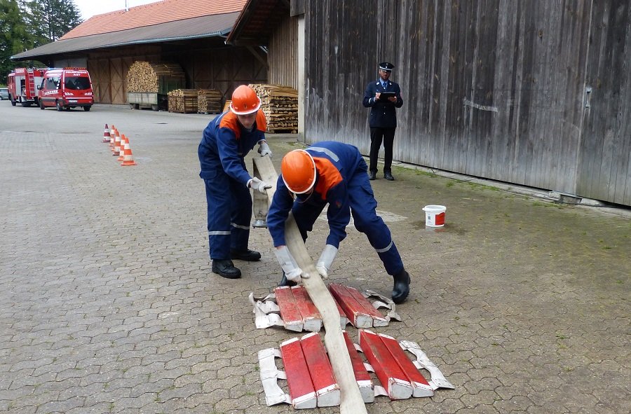 Jugendflamme 2 - Hindernissparcour: Schlauchbrücke setzen