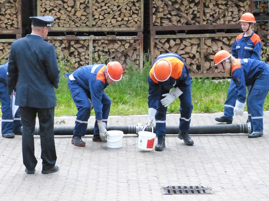 Jugendflamme 2 - Hindernissparcour: Saugschlauchkuppeln