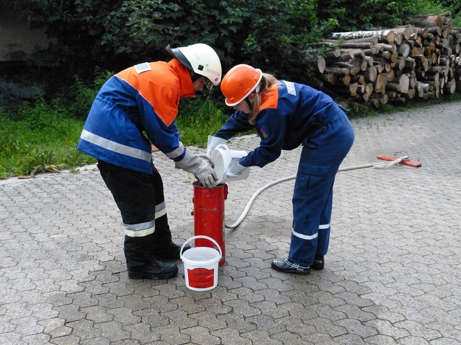 Jugendflamme 2 - Hindernissparcour: Befüllen der Kübelspritze