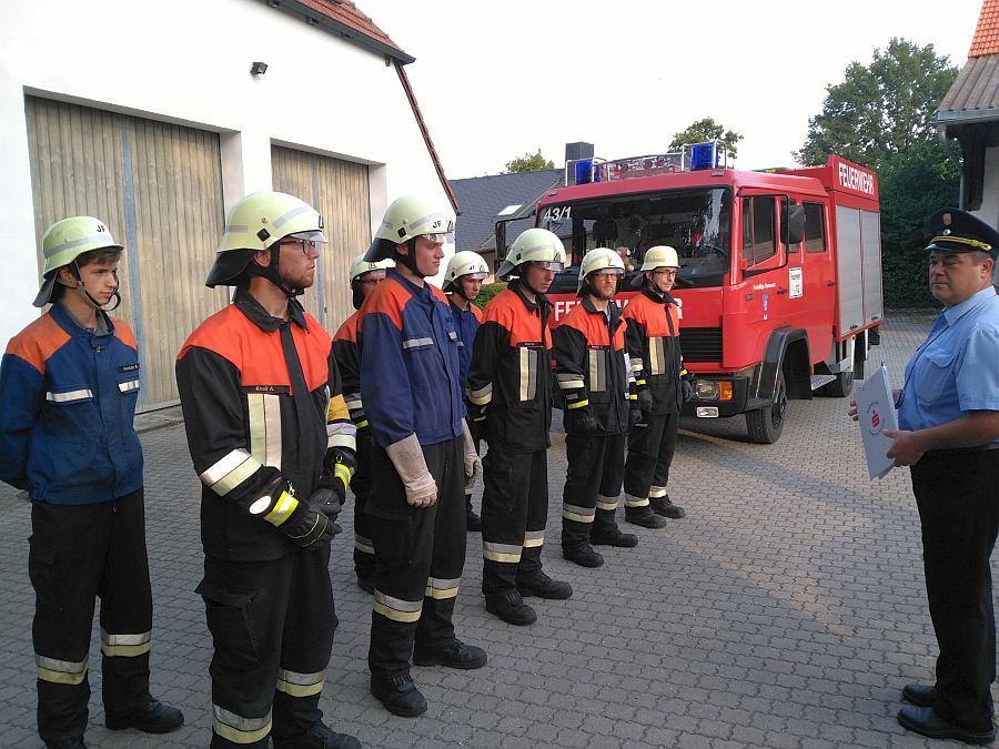 Antreten zur 2.ten Leistungsprüfung (da 10 Feuerwehrmänner ihre Leistungsprüfung ablegen wollten, war eine weitere Prüfung notwendig. Bedeutet für 8 Kameraden die Prüfung ein zweites mal Ablegen!!!)
