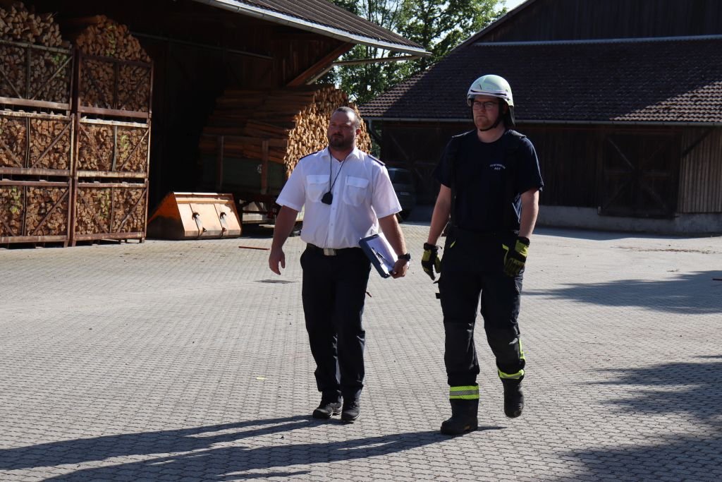 Schiedsrichter (A. Horn) und Maschinist (A. Sterr jun.) überprüfen die Platzeinteilung
