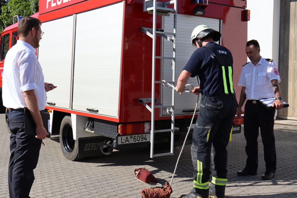 Knoten und Stiche, Maschinist (A. Sterr jun.) führt den Zimmermannsschlag vor
