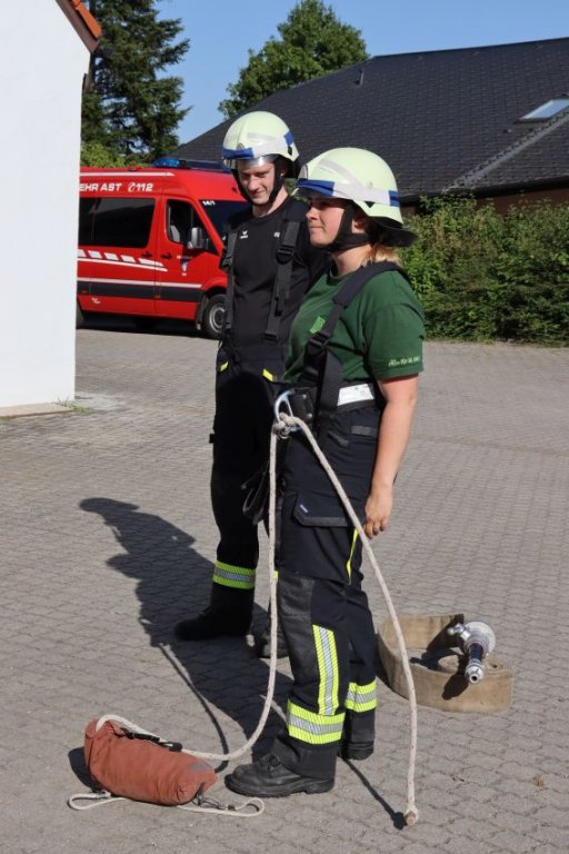 Wassertrupp (V. Vohberger und M. Strasser) führen den Halbmastwurf vor