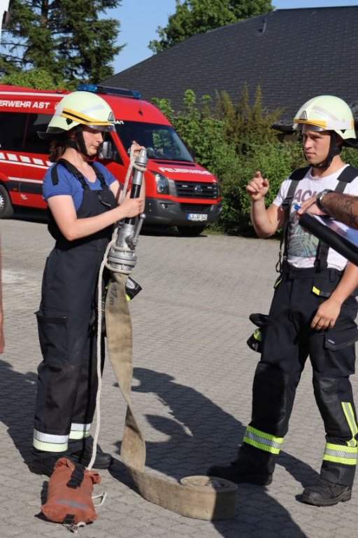 Schlauchtrupp (V. Paintner und T. Ruhland) führen den Mastwurf gelegt mit Halbschlag an Strahlrohr mit Schlauch vor