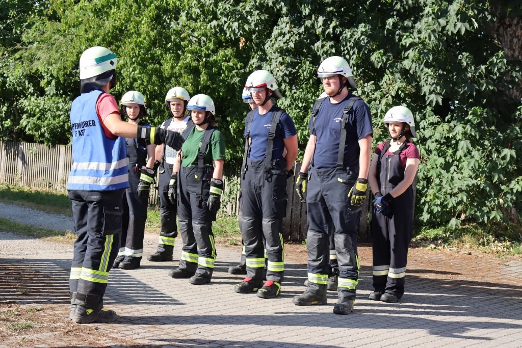 Gruppenführer (A. Knoll) erteilt der Mannschaft den Einsatzbefehl
