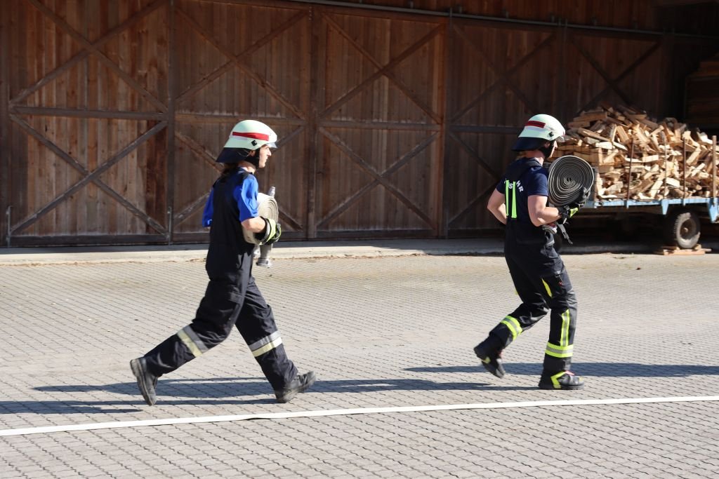 Der Angrifftrupp (D. Hacker und D. Lieder) nehmen das erste Rohr vor