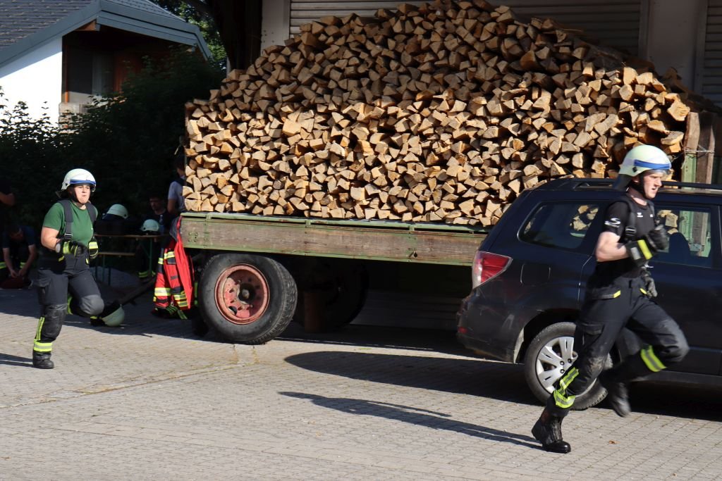 Wassertrupp nach dem Aufbau der Wasserversorgung auf dem Weg zum Verteiler