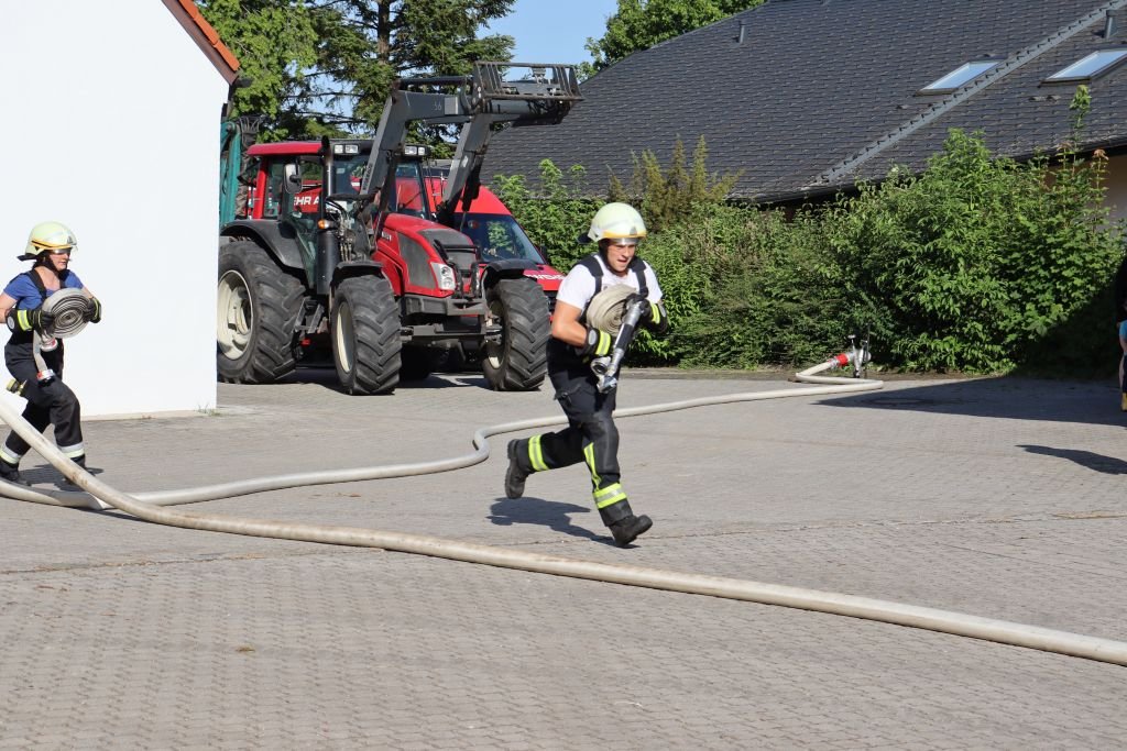 Schlauchtrupp nimmt das dritte Rohr vor