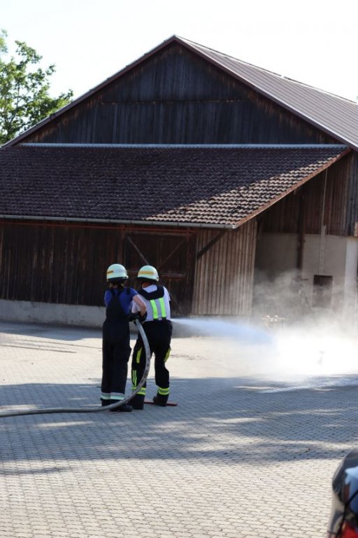 Schlauchtrupp beim Umspritzen des mittleren Eimers