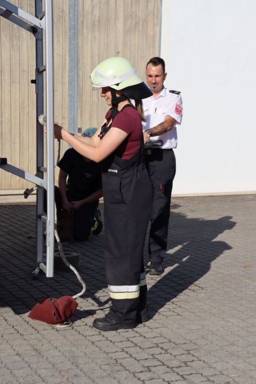 Knoten und Stiche, Melder (B. Paintner) führt Mastwurf gestochen mit Sicherung durch Spierenstich vor 