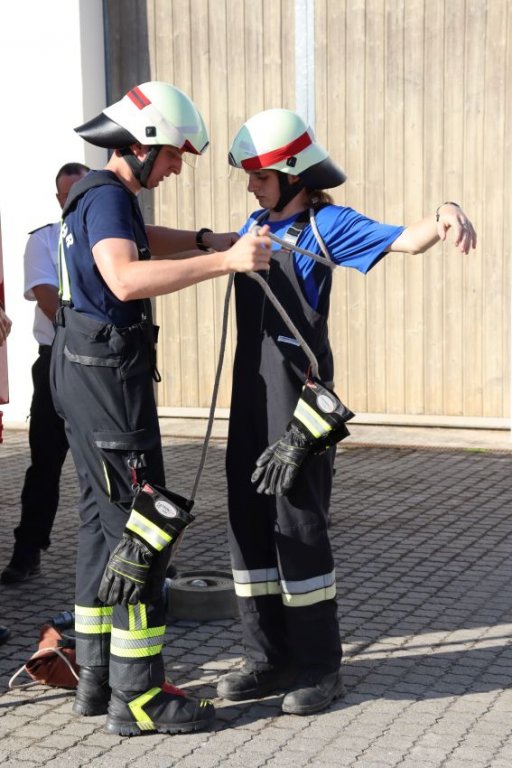 Knoten und Stiche, Angriffstrupp (D. Hacker und D. Lieder) führt Brustbund mit Sicherung durch Spierenstich vor