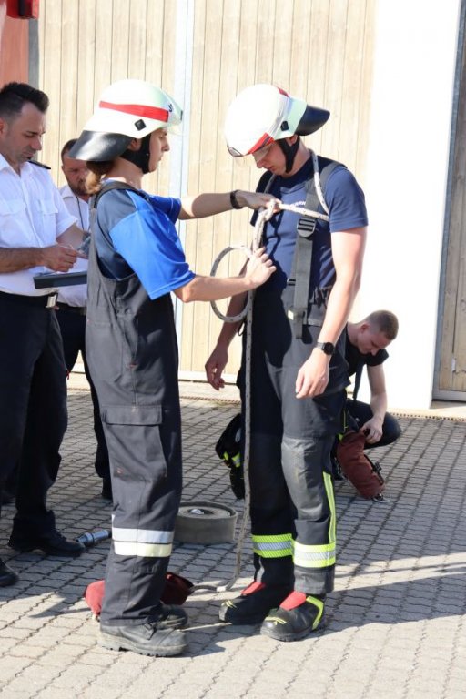 Knoten und Stiche, Gegenseitig je einen Brustbund mit Sicherung durch Spierenstich