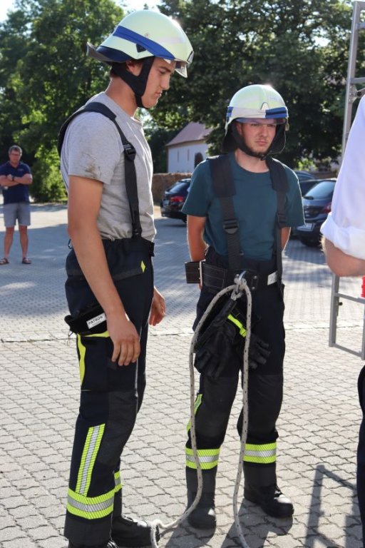 Knoten und Stiche, Wassertrupp (S. Hörndl und M. Dax) führen den Halbmastwurf an der Öse des Feuerwehr-Haltegurtes vor