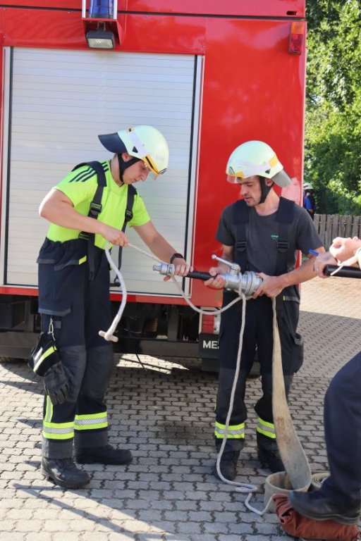 Knoten und Stiche, Schlauchtrupp (M. Hacker und T. Krause) führen den Mastwurf gelegt mit Halbschlag an Strahlrohr mit Schlauch vor