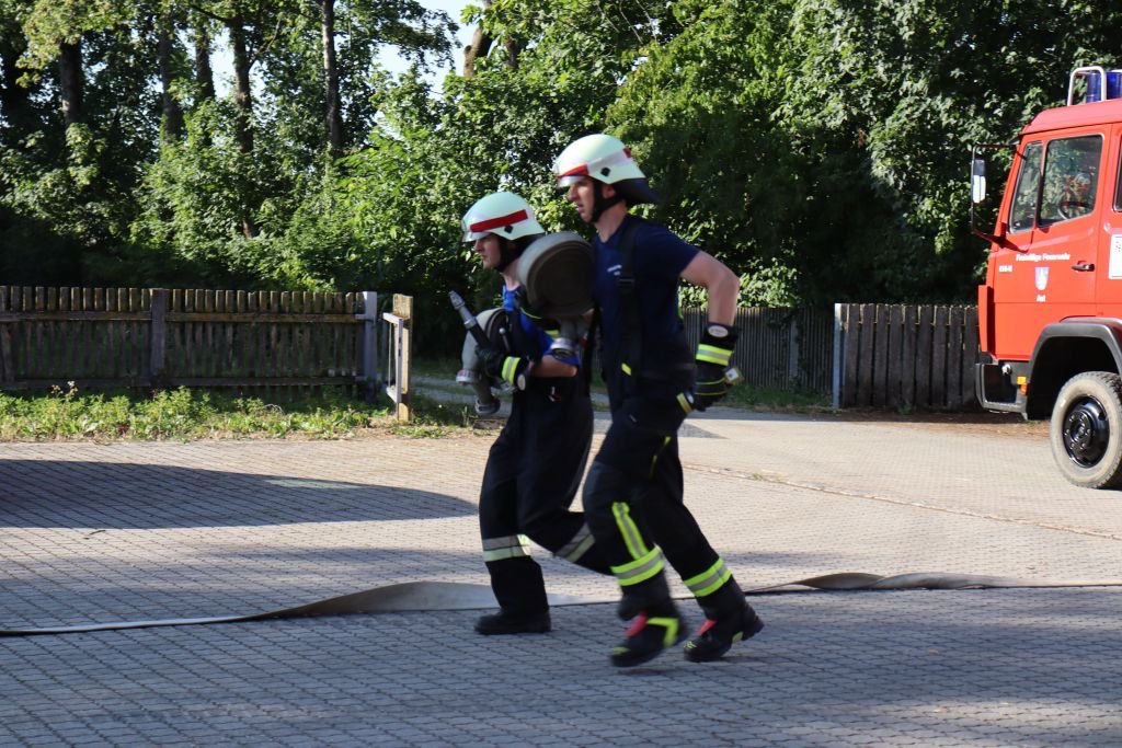 Angriffstrupp nehmen das erste Rohr vor