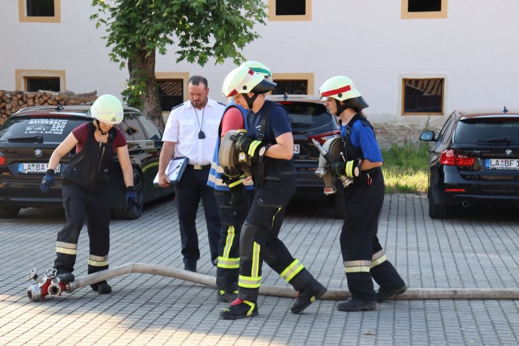 Angriffstrupp beim Schlauch ausrollen