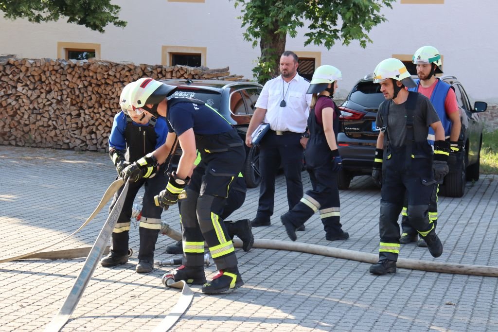 Angriffstrupp kuppelt Leitung, Schlauchtrupp unterstützt beim Schlauch verlegen