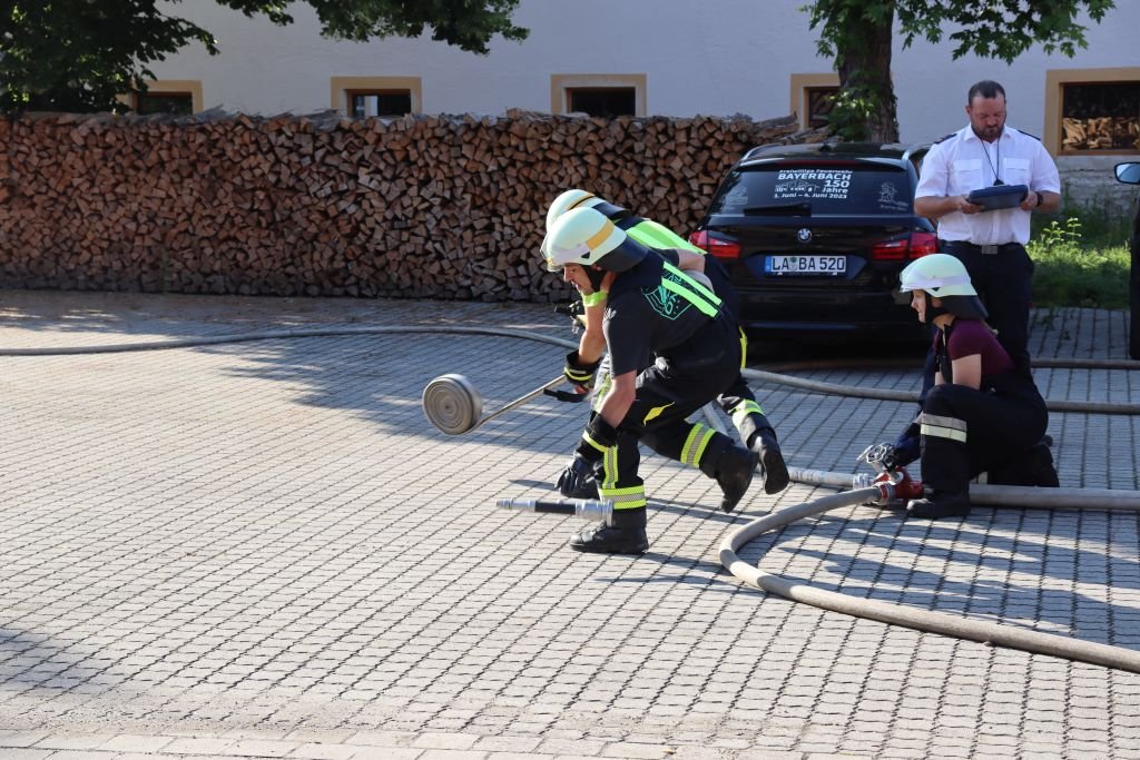 Schlauchtrupp beim Verlegen der dritten Leitung