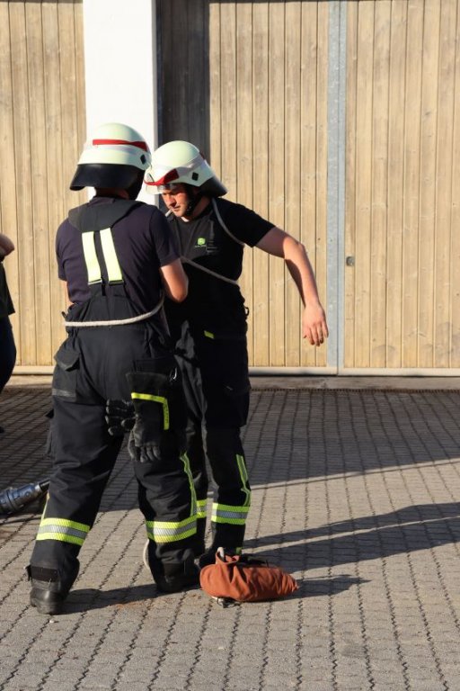 Knoten und Stiche, Angriffstrupp (I. Ganslmeier und M. Ruhland) führt Brustbund mit Sicherung durch Spierenstich vor