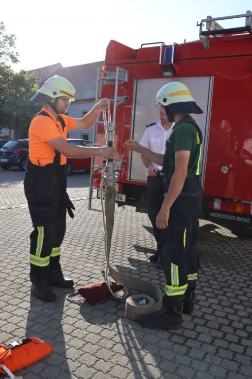 Knoten und Stiche, Schlauchtrupp (U. Ganslmeier und G. Dax) führen den Mastwurf gelegt mit Halbschlag an Strahlrohr mit Schlauch vor