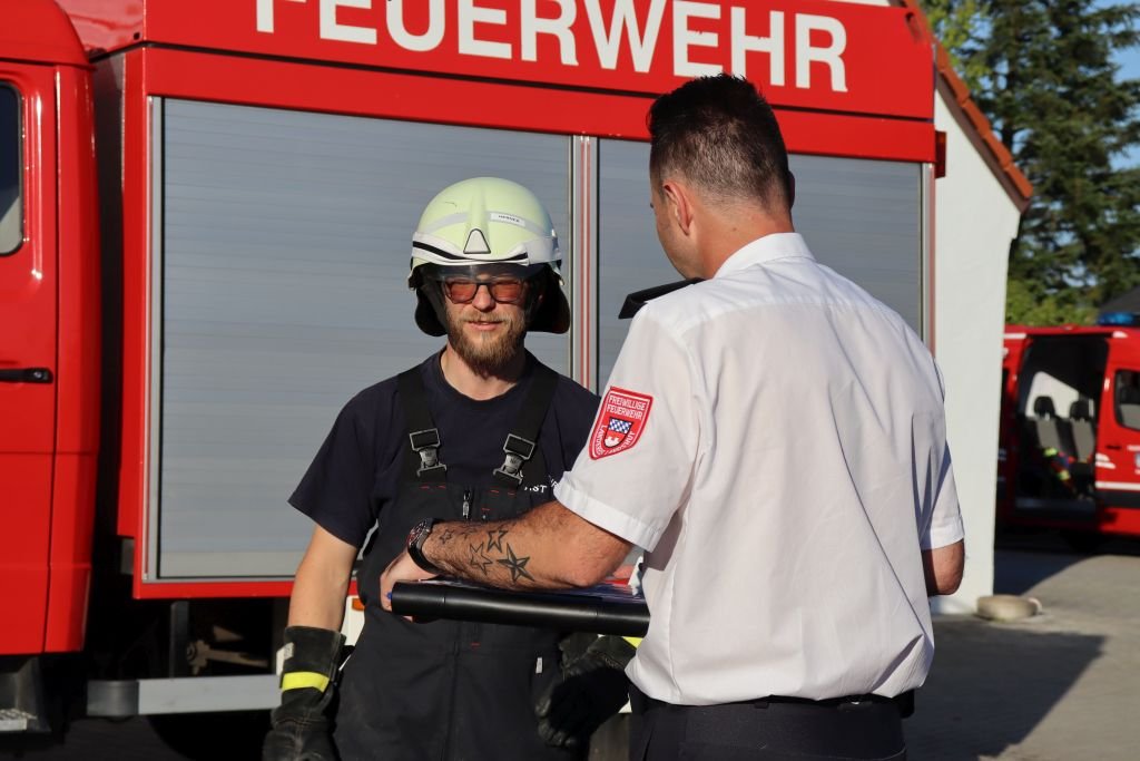 Maschinist (C. Herner) bei der Zusatzaufgabe für die Stufe 5: Erkennen von Gefahrgut- und Hinweiszeichen