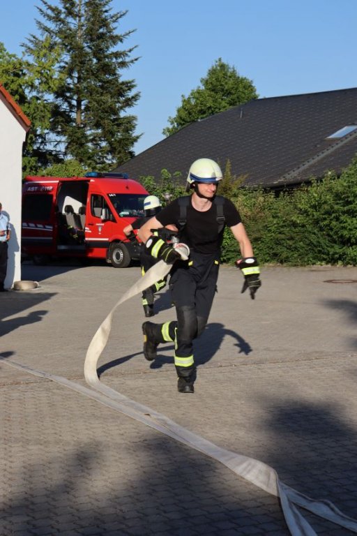 Wassertrupp (F. Dax und Dr. J. Westphal) beim Aufbau der Wasserversorgung