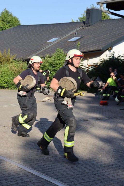 Angriffstrupp nimmt das erste Rohr vor