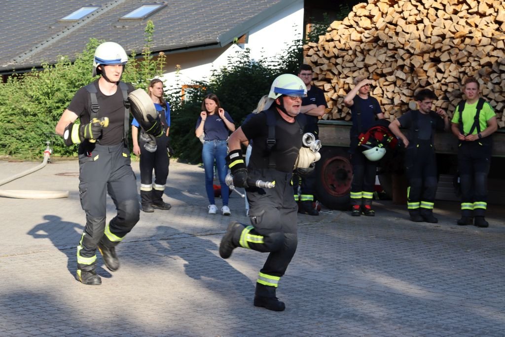 Wassertrupp (F. Dax und Dr. J. Westphal) nimmt das zweite Rohr vor