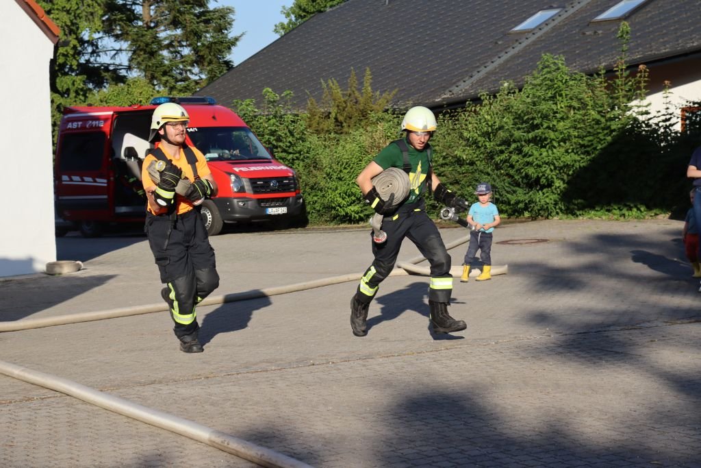 Schlauchtrupp nimmt das dritte Rohr vor