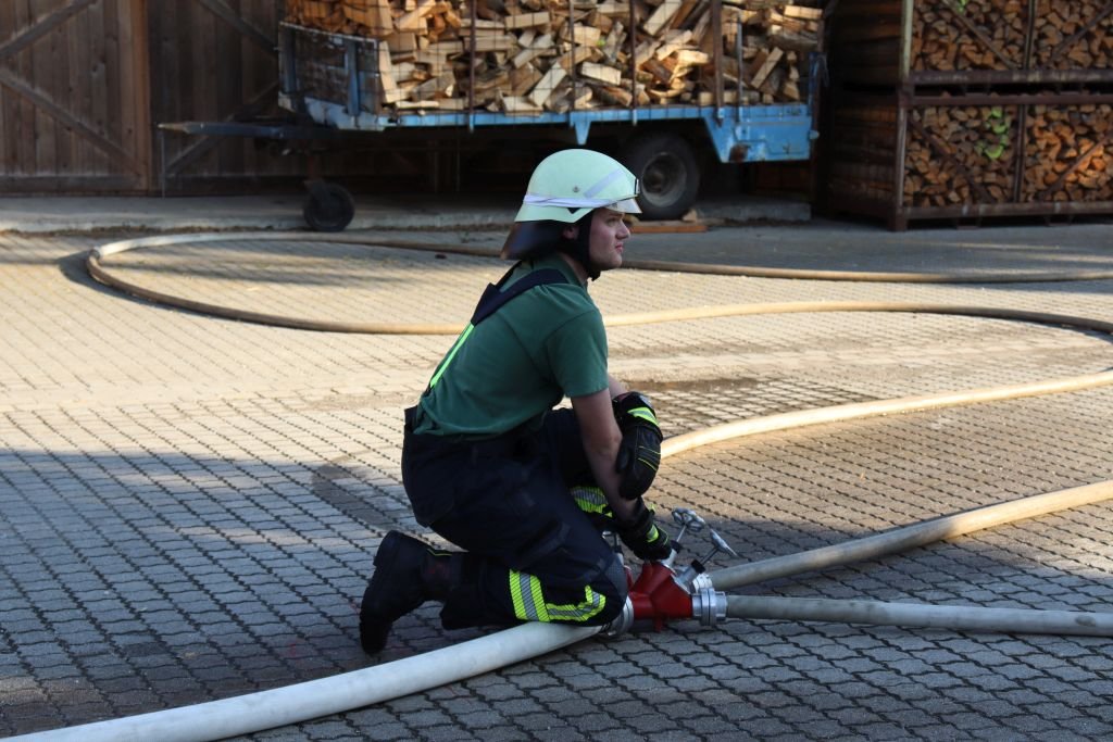 Melder (P. Schneider) bedient den Verteiler