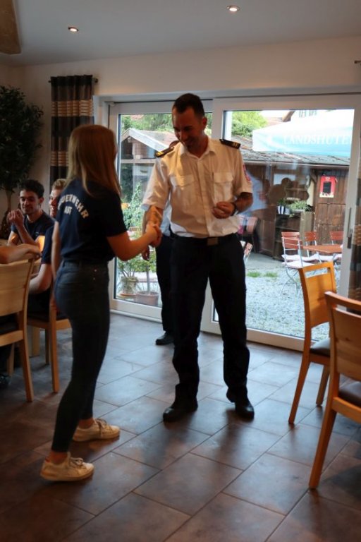 Überreichung des Leistungsabzeichen durch KBM F. Baumann: B. Paintner, Stufe 1 (Bronze)