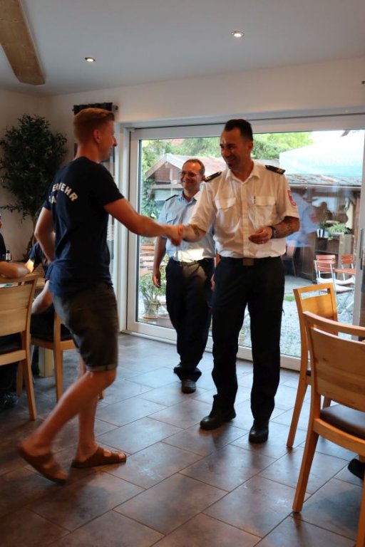 Überreichung des Leistungsabzeichen durch KBM F. Baumann: D. Hacker, Stufe 1 (Bronze)