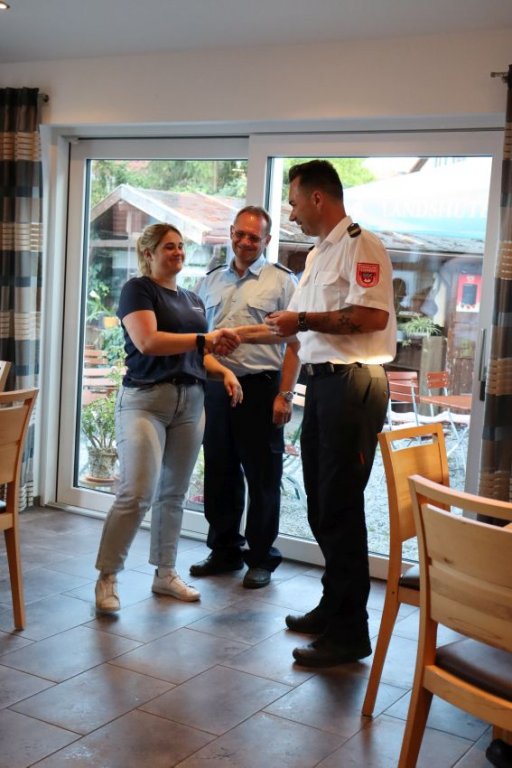 Überreichung des Leistungsabzeichen durch KBM F. Baumann: V. Vohberger, Stufe 1 (Bronze)