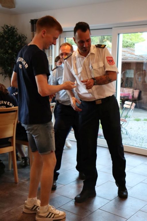 Überreichung des Leistungsabzeichen durch KBM F. Baumann: M. Strasser, Stufe 1 (Bronze)