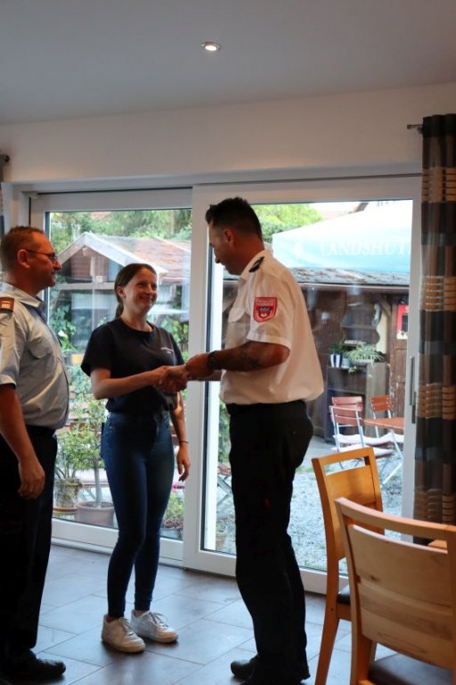 Überreichung des Leistungsabzeichen durch KBM F. Baumann: V. Paintner, Stufe 1 (Bronze)