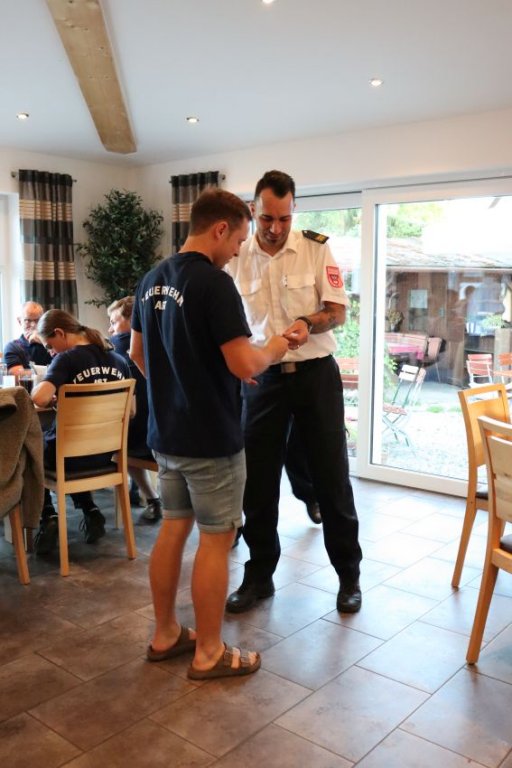 Überreichung des Leistungsabzeichen durch KBM F. Baumann: T. Ruhland, Stufe 1 (Bronze)