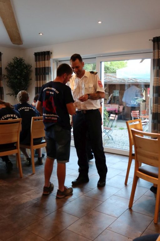 Überreichung des Leistungsabzeichen durch KBM F. Baumann: M. Dax, Stufe 1 (Bronze)