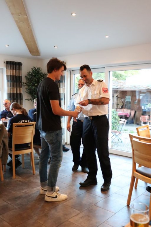 Überreichung des Leistungsabzeichen durch KBM F. Baumann: S. Hörndl, Stufe 1 (Bronze)