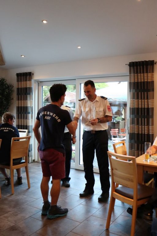 Überreichung des Leistungsabzeichen durch KBM F. Baumann: T. Krause, Stufe 1 (Bronze)