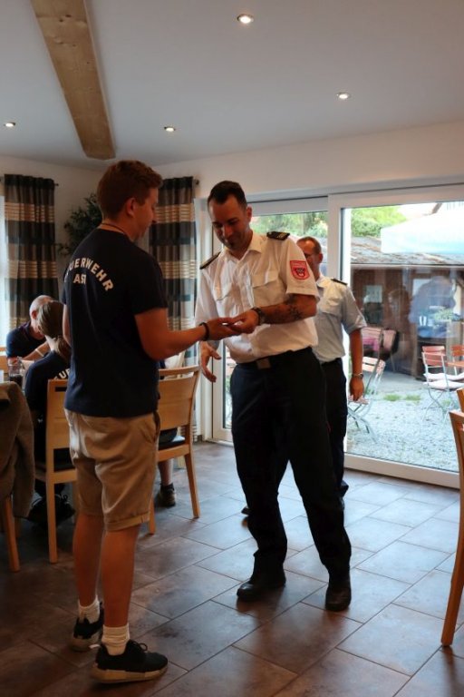 Überreichung des Leistungsabzeichen durch KBM F. Baumann: M. Hacker, Stufe 1 (Bronze)