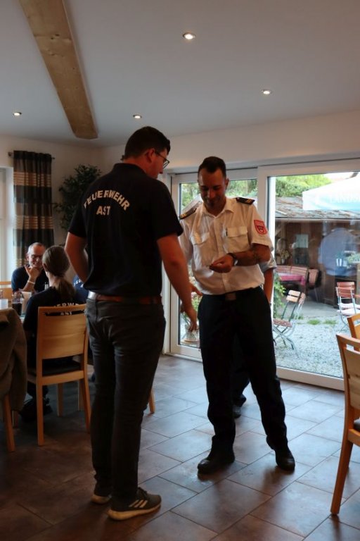 Überreichung des Leistungsabzeichen durch KBM F. Baumann: A. Sterr jun., Stufe 2 (Silber)