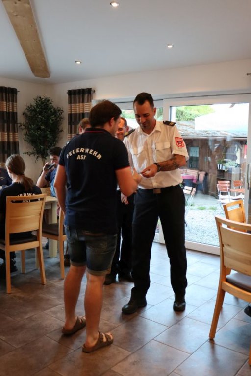 Überreichung des Leistungsabzeichen durch KBM F. Baumann: M. Ruhland, Stufe 2 (Silber)