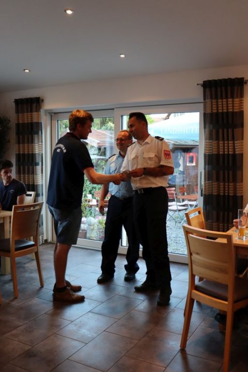 Überreichung des Leistungsabzeichen durch KBM F. Baumann: P. Schneider Stufe 2 (Silber)