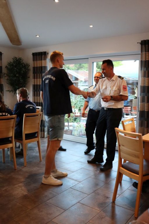 Überreichung des Leistungsabzeichen durch KBM F. Baumann: F. Dax, Stufe 2 (Silber)