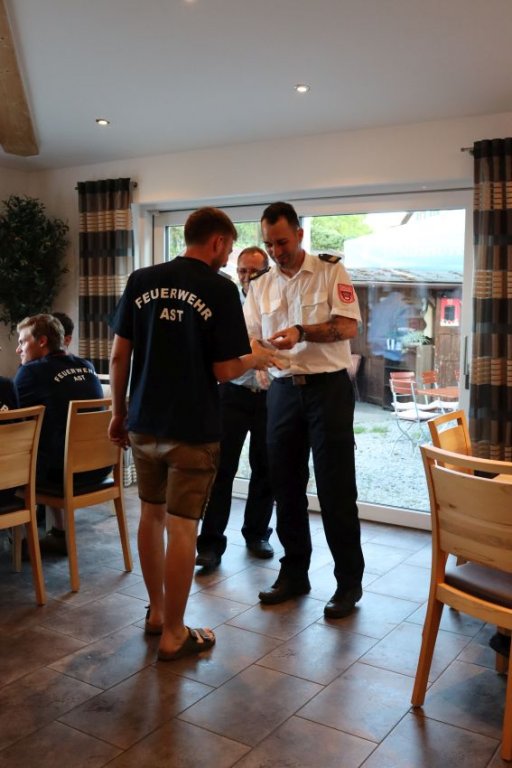 Überreichung des Leistungsabzeichen durch KBM F. Baumann: G. Dax, Stufe 3 (Gold)