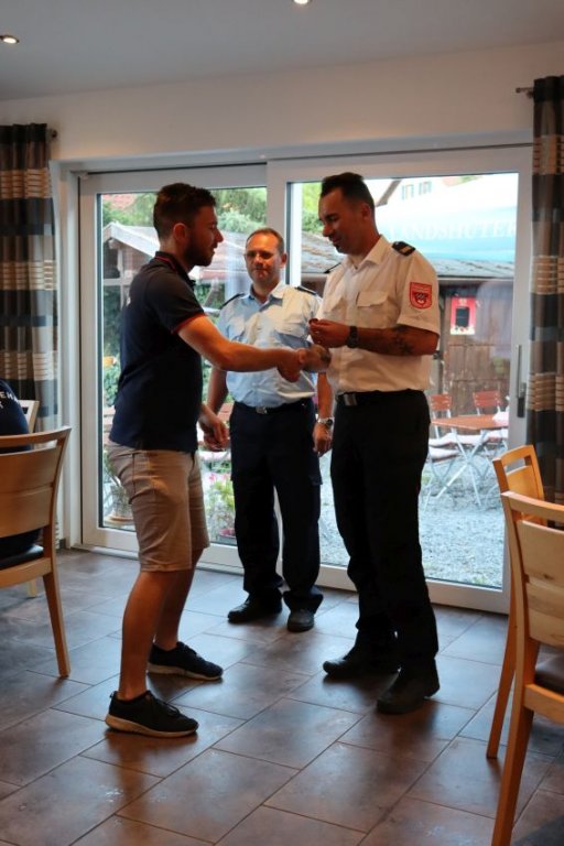 Überreichung des Leistungsabzeichen durch KBM F. Baumann: A. Knoll, Stufe 4 (Gold-Blau)