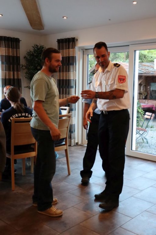 Überreichung des Leistungsabzeichen durch KBM F. Baumann: I. Ganslmeier, Stufe 6 (Gold-Rot)