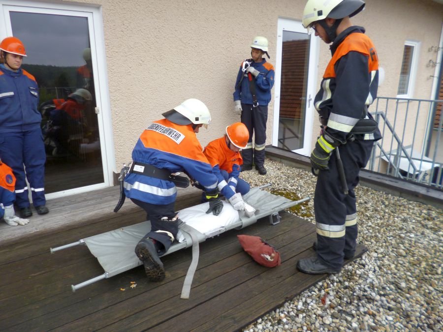 Übung der Jugendfeuerwehr, Rettung mit Trage an einer Leiter