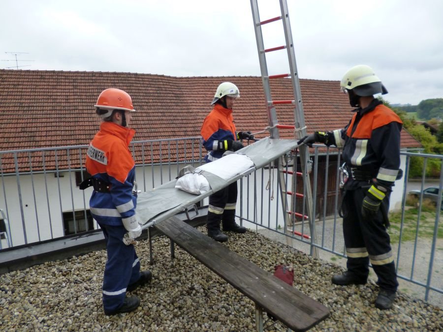 Übung der Jugendfeuerwehr, Rettung mit Trage an einer Leiter